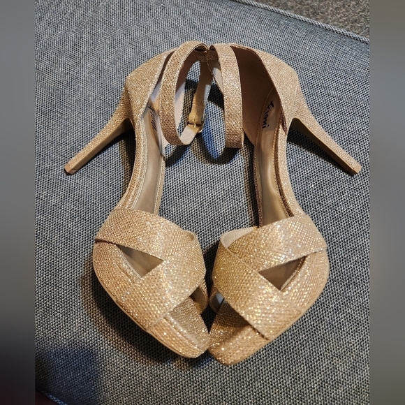 Gold Lavish heels measurements are pictured. - Picture 4 of 8